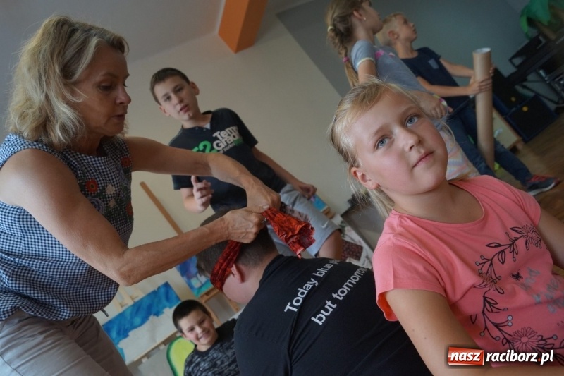 Zdjęcie w galerii na portalu naszraciborz.pl: Ona czaruje młodzież - Australia tematem zajęć teatralnych w Nędzy  wiadomości z regionu