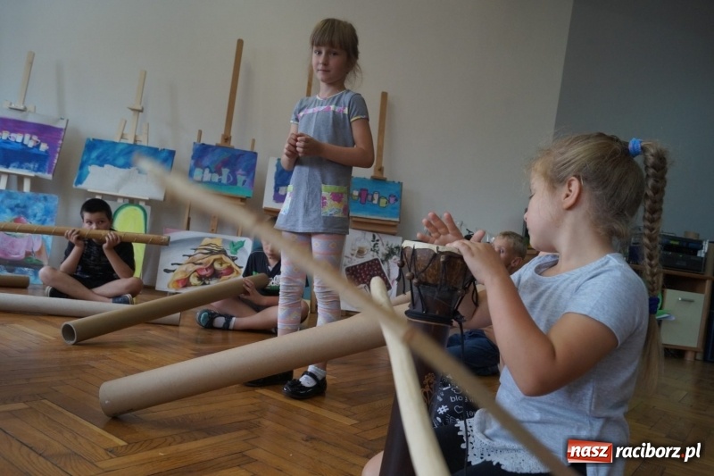 Zdjęcie w galerii na portalu naszraciborz.pl: Ona czaruje młodzież - Australia tematem zajęć teatralnych w Nędzy  wiadomości z regionu