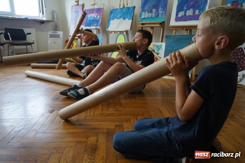 Zdjęcie w galerii na portalu naszraciborz.pl: Ona czaruje młodzież - Australia tematem zajęć teatralnych w Nędzy  wiadomości z regionu
