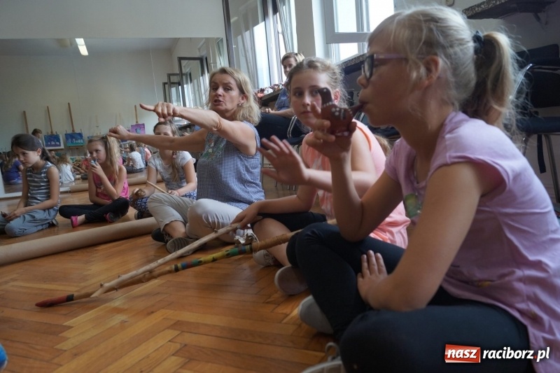 Zdjęcie w galerii na portalu naszraciborz.pl: Ona czaruje młodzież - Australia tematem zajęć teatralnych w Nędzy  wiadomości z regionu