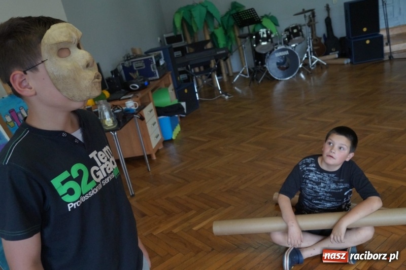 Zdjęcie w galerii na portalu naszraciborz.pl: Ona czaruje młodzież - Australia tematem zajęć teatralnych w Nędzy  wiadomości z regionu