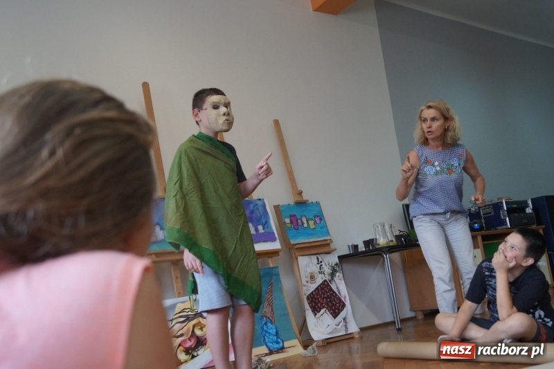 Zdjęcie w galerii na portalu naszraciborz.pl: Ona czaruje młodzież - Australia tematem zajęć teatralnych w Nędzy  wiadomości z regionu