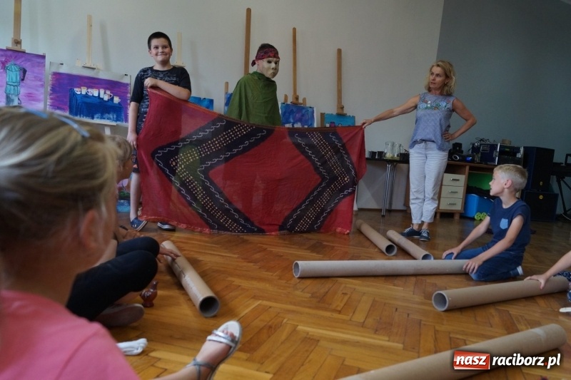 Zdjęcie w galerii na portalu naszraciborz.pl: Ona czaruje młodzież - Australia tematem zajęć teatralnych w Nędzy  wiadomości z regionu