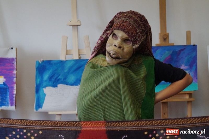 Zdjęcie w galerii na portalu naszraciborz.pl: Ona czaruje młodzież - Australia tematem zajęć teatralnych w Nędzy  wiadomości z regionu