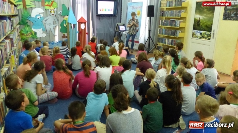 Zdjęcie w galerii na portalu naszraciborz.pl: Lato z biblioteką: młodzi amatorzy sztuk plastycznych obchodzili Dzień Kredki  wiadomości z regionu