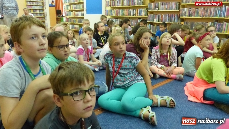 Zdjęcie w galerii na portalu naszraciborz.pl: Lato z biblioteką: młodzi amatorzy sztuk plastycznych obchodzili Dzień Kredki  wiadomości z regionu