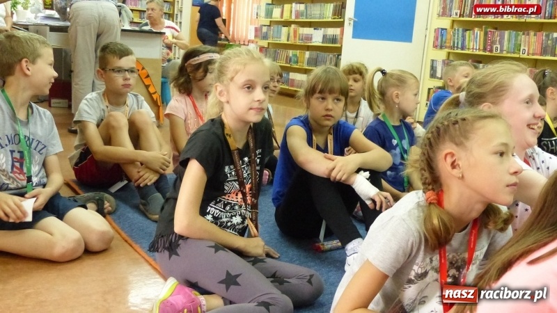 Zdjęcie w galerii na portalu naszraciborz.pl: Lato z biblioteką: młodzi amatorzy sztuk plastycznych obchodzili Dzień Kredki  wiadomości z regionu