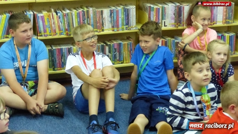 Zdjęcie w galerii na portalu naszraciborz.pl: Lato z biblioteką: młodzi amatorzy sztuk plastycznych obchodzili Dzień Kredki  wiadomości z regionu