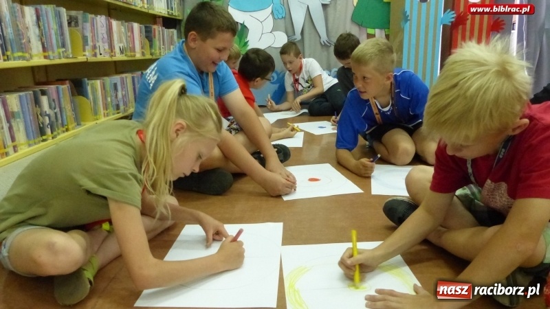 Zdjęcie w galerii na portalu naszraciborz.pl: Lato z biblioteką: młodzi amatorzy sztuk plastycznych obchodzili Dzień Kredki  wiadomości z regionu