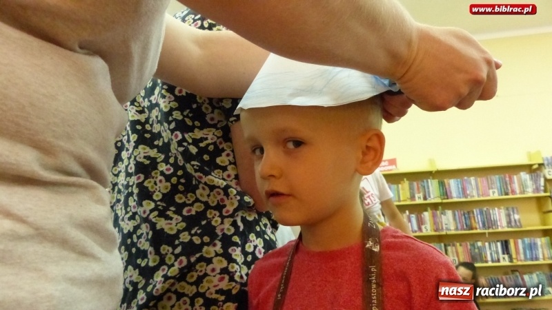 Zdjęcie w galerii na portalu naszraciborz.pl: Lato z biblioteką: młodzi amatorzy sztuk plastycznych obchodzili Dzień Kredki  wiadomości z regionu