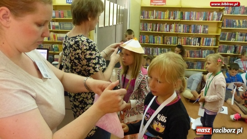 Zdjęcie w galerii na portalu naszraciborz.pl: Lato z biblioteką: młodzi amatorzy sztuk plastycznych obchodzili Dzień Kredki  wiadomości z regionu