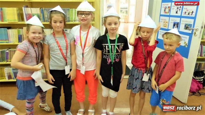 Zdjęcie w galerii na portalu naszraciborz.pl: Lato z biblioteką: młodzi amatorzy sztuk plastycznych obchodzili Dzień Kredki  wiadomości z regionu