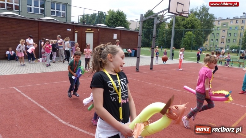 Zdjęcie w galerii na portalu naszraciborz.pl: Lato z biblioteką: młodzi amatorzy sztuk plastycznych obchodzili Dzień Kredki  wiadomości z regionu