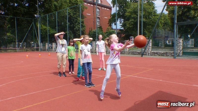 Zdjęcie w galerii na portalu naszraciborz.pl: Lato z biblioteką: młodzi amatorzy sztuk plastycznych obchodzili Dzień Kredki  wiadomości z regionu