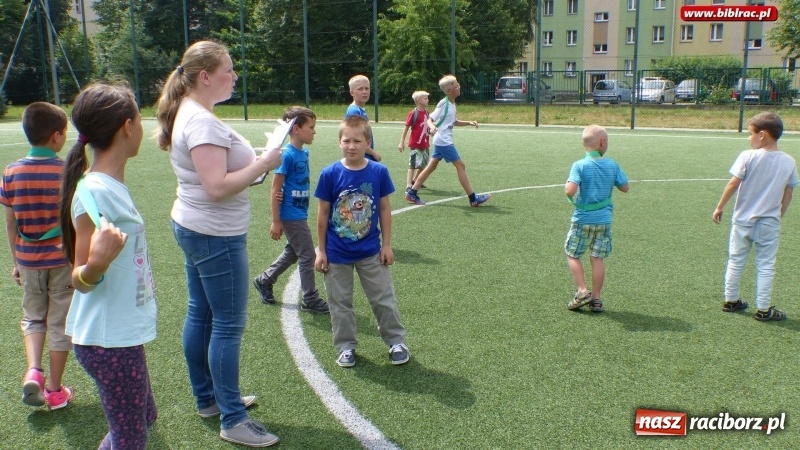 Zdjęcie w galerii na portalu naszraciborz.pl: Lato z biblioteką: młodzi amatorzy sztuk plastycznych obchodzili Dzień Kredki  wiadomości z regionu