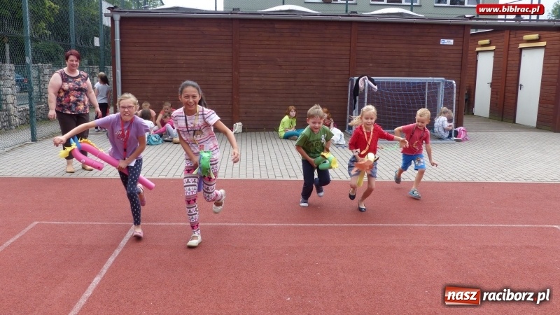 Zdjęcie w galerii na portalu naszraciborz.pl: Lato z biblioteką: młodzi amatorzy sztuk plastycznych obchodzili Dzień Kredki  wiadomości z regionu