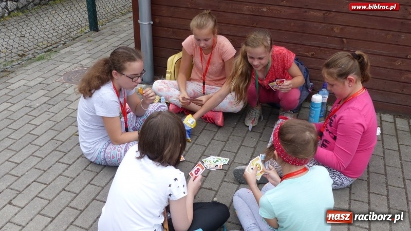 Zdjęcie w galerii na portalu naszraciborz.pl: Lato z biblioteką: młodzi amatorzy sztuk plastycznych obchodzili Dzień Kredki  wiadomości z regionu