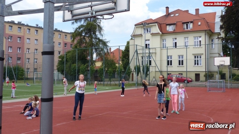 Zdjęcie w galerii na portalu naszraciborz.pl: Lato z biblioteką: młodzi amatorzy sztuk plastycznych obchodzili Dzień Kredki  wiadomości z regionu