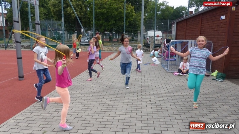 Zdjęcie w galerii na portalu naszraciborz.pl: Lato z biblioteką: młodzi amatorzy sztuk plastycznych obchodzili Dzień Kredki  wiadomości z regionu