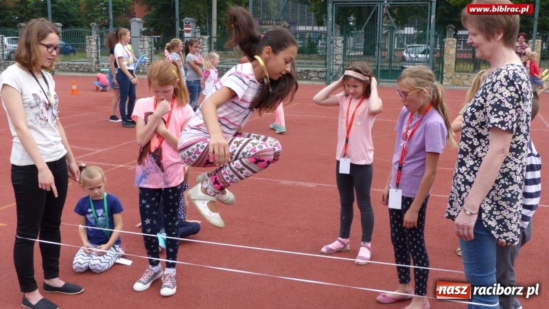 Zdjęcie w galerii na portalu naszraciborz.pl: Lato z biblioteką: młodzi amatorzy sztuk plastycznych obchodzili Dzień Kredki  wiadomości z regionu