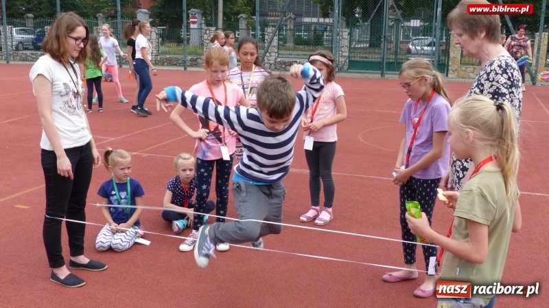 Zdjęcie w galerii na portalu naszraciborz.pl: Lato z biblioteką: młodzi amatorzy sztuk plastycznych obchodzili Dzień Kredki  wiadomości z regionu