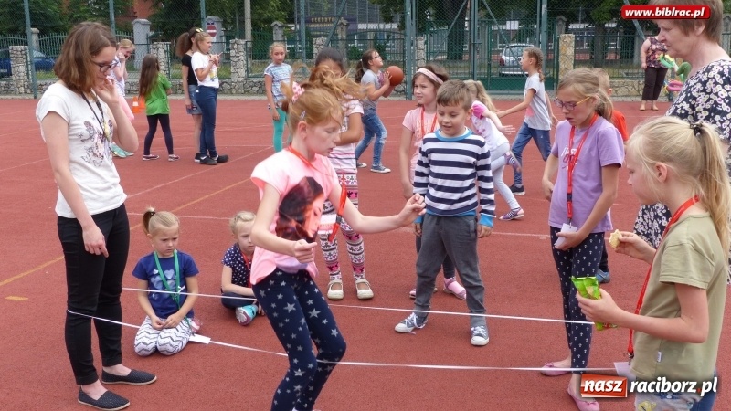 Zdjęcie w galerii na portalu naszraciborz.pl: Lato z biblioteką: młodzi amatorzy sztuk plastycznych obchodzili Dzień Kredki  wiadomości z regionu