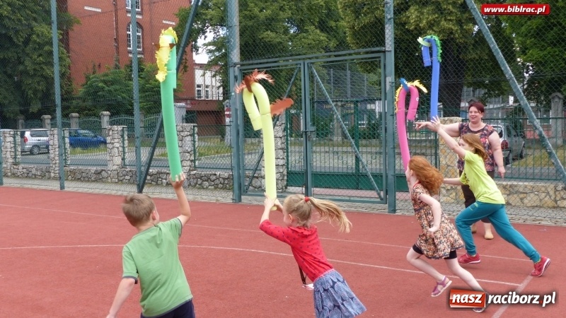 Zdjęcie w galerii na portalu naszraciborz.pl: Lato z biblioteką: młodzi amatorzy sztuk plastycznych obchodzili Dzień Kredki  wiadomości z regionu