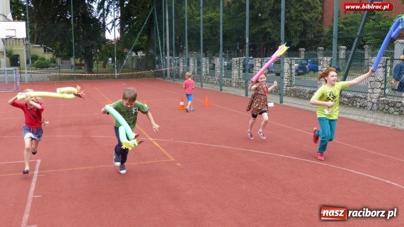 Zdjęcie w galerii na portalu naszraciborz.pl: Lato z biblioteką: młodzi amatorzy sztuk plastycznych obchodzili Dzień Kredki  wiadomości z regionu