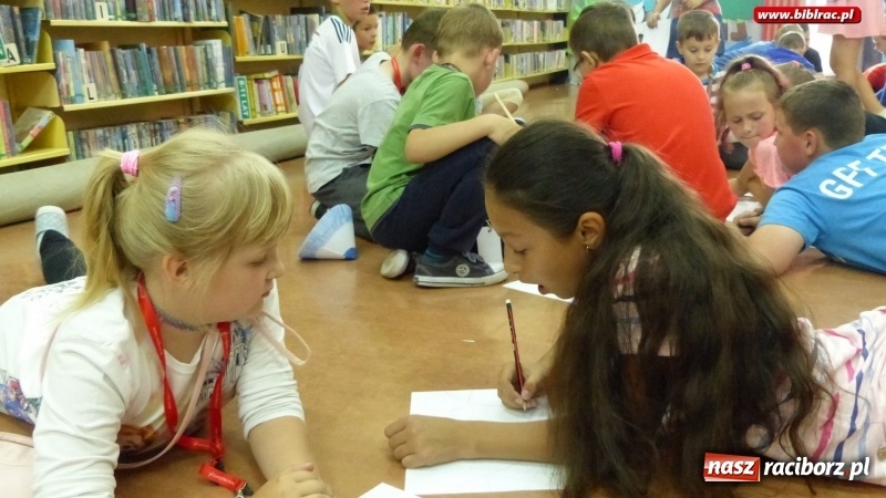 Zdjęcie w galerii na portalu naszraciborz.pl: Lato z biblioteką: młodzi amatorzy sztuk plastycznych obchodzili Dzień Kredki  wiadomości z regionu