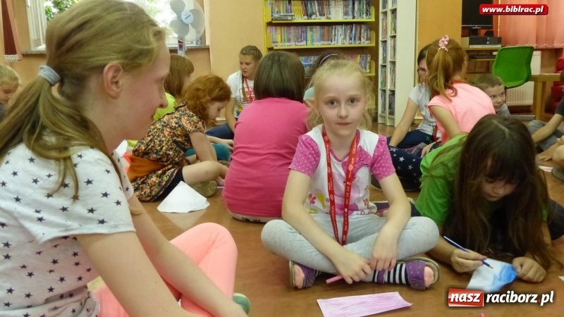 Zdjęcie w galerii na portalu naszraciborz.pl: Lato z biblioteką: młodzi amatorzy sztuk plastycznych obchodzili Dzień Kredki  wiadomości z regionu