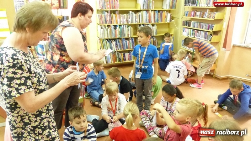 Zdjęcie w galerii na portalu naszraciborz.pl: Lato z biblioteką: młodzi amatorzy sztuk plastycznych obchodzili Dzień Kredki  wiadomości z regionu