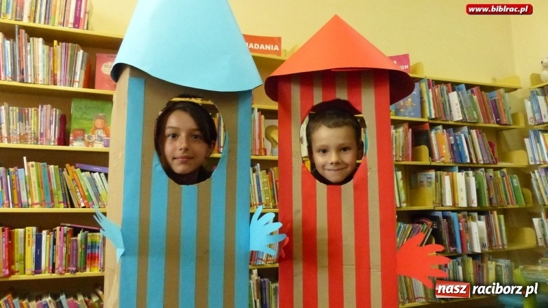 Zdjęcie w galerii na portalu naszraciborz.pl: Lato z biblioteką: młodzi amatorzy sztuk plastycznych obchodzili Dzień Kredki  wiadomości z regionu