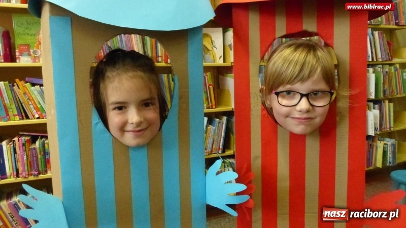 Zdjęcie w galerii na portalu naszraciborz.pl: Lato z biblioteką: młodzi amatorzy sztuk plastycznych obchodzili Dzień Kredki  wiadomości z regionu
