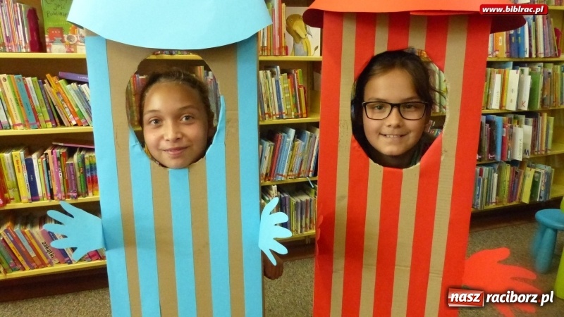 Zdjęcie w galerii na portalu naszraciborz.pl: Lato z biblioteką: młodzi amatorzy sztuk plastycznych obchodzili Dzień Kredki  wiadomości z regionu