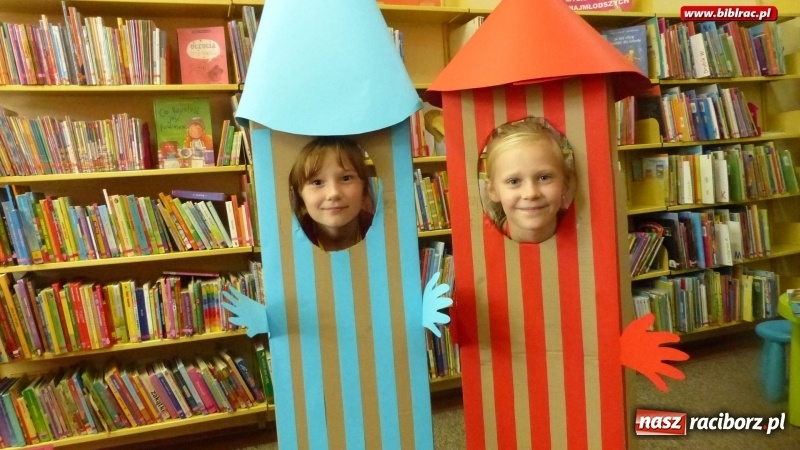 Zdjęcie w galerii na portalu naszraciborz.pl: Lato z biblioteką: młodzi amatorzy sztuk plastycznych obchodzili Dzień Kredki  wiadomości z regionu