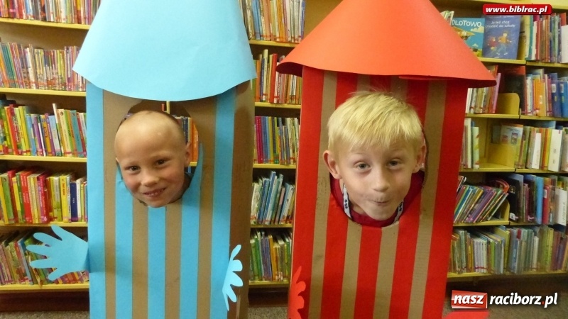 Zdjęcie w galerii na portalu naszraciborz.pl: Lato z biblioteką: młodzi amatorzy sztuk plastycznych obchodzili Dzień Kredki  wiadomości z regionu