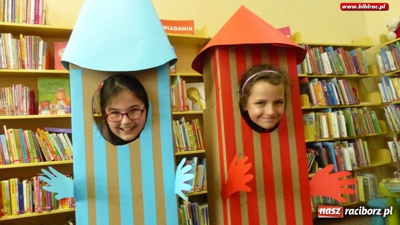 Zdjęcie w galerii na portalu naszraciborz.pl: Lato z biblioteką: młodzi amatorzy sztuk plastycznych obchodzili Dzień Kredki  wiadomości z regionu