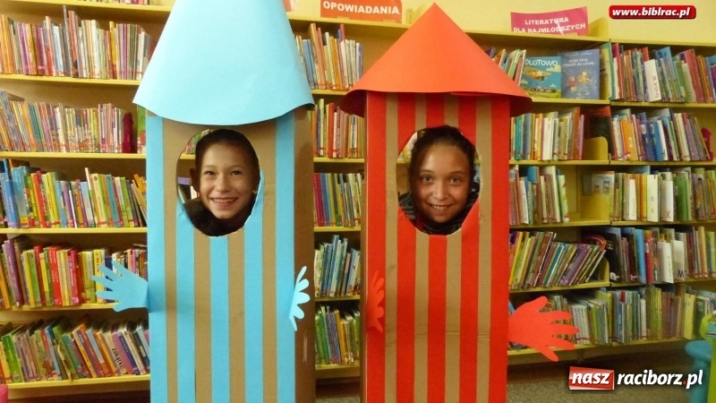 Zdjęcie w galerii na portalu naszraciborz.pl: Lato z biblioteką: młodzi amatorzy sztuk plastycznych obchodzili Dzień Kredki  wiadomości z regionu