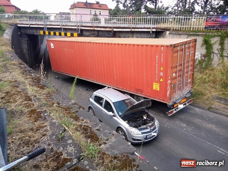 Zdjęcie w galerii na portalu naszraciborz.pl: Zderzenie ciężarówki z osobówką przy wiadukcie na Bosackiej-Rybnickiej. Poszkodowane dziecko wiadomości z regionu