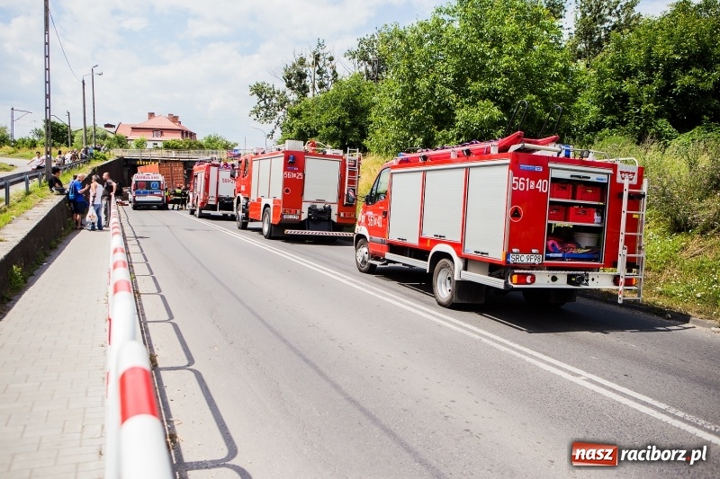 Zdjęcie w galerii na portalu naszraciborz.pl: Zderzenie ciężarówki z osobówką przy wiadukcie na Bosackiej-Rybnickiej. Poszkodowane dziecko wiadomości z regionu