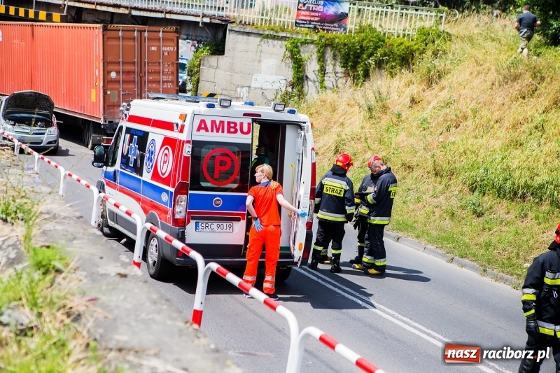 Zdjęcie w galerii na portalu naszraciborz.pl: Zderzenie ciężarówki z osobówką przy wiadukcie na Bosackiej-Rybnickiej. Poszkodowane dziecko wiadomości z regionu