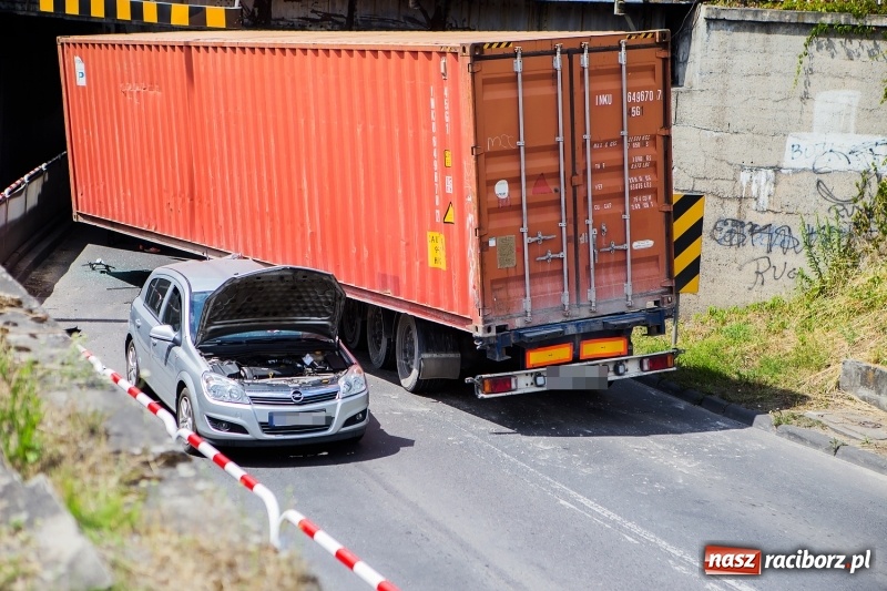 Zdjęcie w galerii na portalu naszraciborz.pl: Zderzenie ciężarówki z osobówką przy wiadukcie na Bosackiej-Rybnickiej. Poszkodowane dziecko wiadomości z regionu