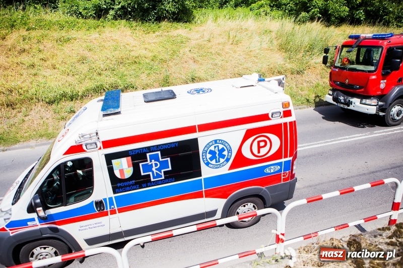Zdjęcie w galerii na portalu naszraciborz.pl: Zderzenie ciężarówki z osobówką przy wiadukcie na Bosackiej-Rybnickiej. Poszkodowane dziecko wiadomości z regionu