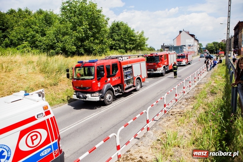Zdjęcie w galerii na portalu naszraciborz.pl: Zderzenie ciężarówki z osobówką przy wiadukcie na Bosackiej-Rybnickiej. Poszkodowane dziecko wiadomości z regionu