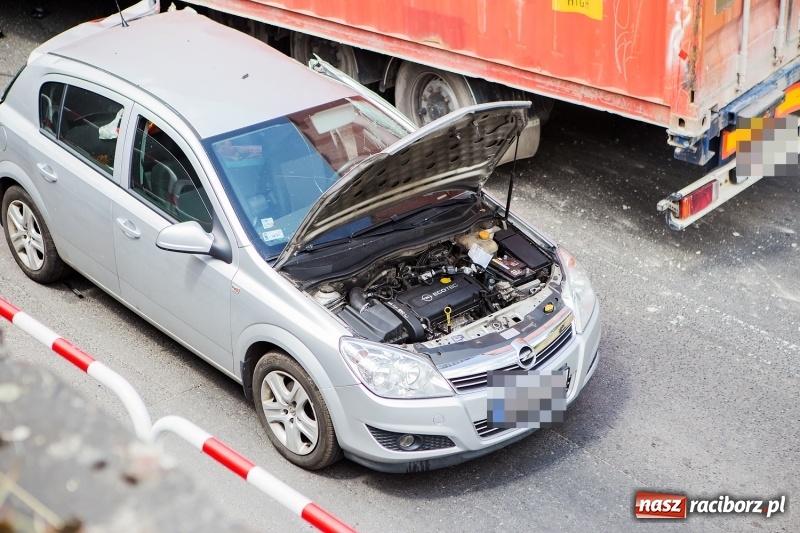Zdjęcie w galerii na portalu naszraciborz.pl: Zderzenie ciężarówki z osobówką przy wiadukcie na Bosackiej-Rybnickiej. Poszkodowane dziecko wiadomości z regionu