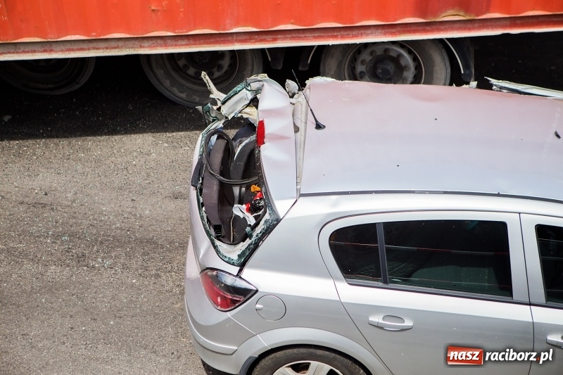 Zdjęcie w galerii na portalu naszraciborz.pl: Zderzenie ciężarówki z osobówką przy wiadukcie na Bosackiej-Rybnickiej. Poszkodowane dziecko wiadomości z regionu