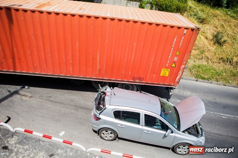 Zdjęcie w galerii na portalu naszraciborz.pl: Zderzenie ciężarówki z osobówką przy wiadukcie na Bosackiej-Rybnickiej. Poszkodowane dziecko wiadomości z regionu