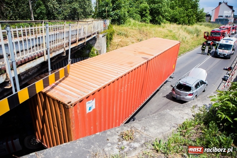 Zdjęcie w galerii na portalu naszraciborz.pl: Zderzenie ciężarówki z osobówką przy wiadukcie na Bosackiej-Rybnickiej. Poszkodowane dziecko wiadomości z regionu