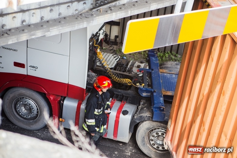 Zdjęcie w galerii na portalu naszraciborz.pl: Zderzenie ciężarówki z osobówką przy wiadukcie na Bosackiej-Rybnickiej. Poszkodowane dziecko wiadomości z regionu