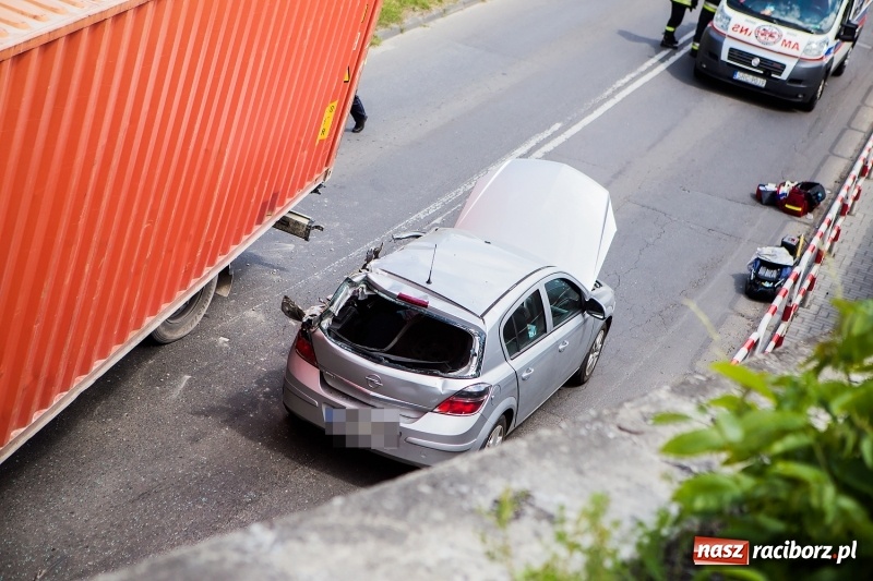 Zdjęcie w galerii na portalu naszraciborz.pl: Zderzenie ciężarówki z osobówką przy wiadukcie na Bosackiej-Rybnickiej. Poszkodowane dziecko wiadomości z regionu